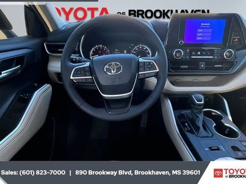 Used 2024 Toyota Highlander XLE image 5