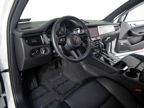 Certified 2026 Porsche Macan AWD/4WD image 4