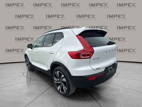 Used 2025 Volvo XC40 B5 Plus image 3