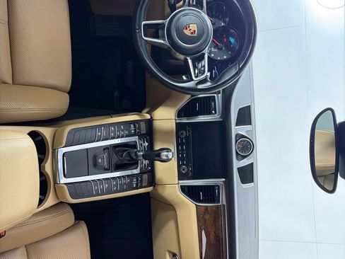 Used 2018 Porsche Macan AWD/4WD image 27