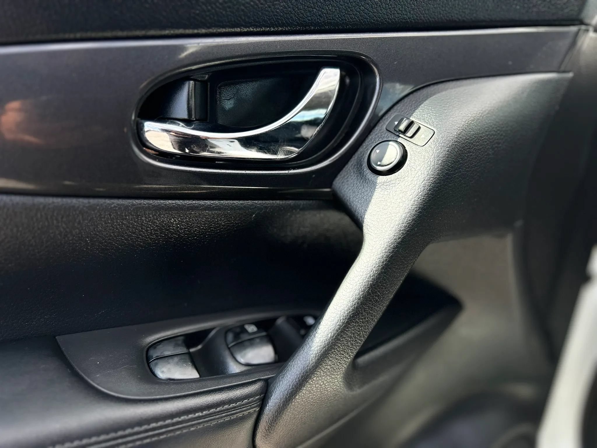 Used 2017 Nissan Rogue S AWD/4WD image 26
