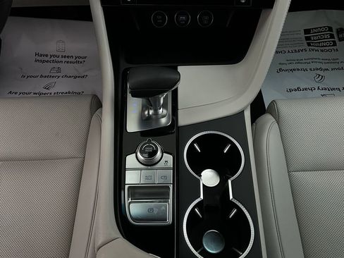 Used 2025 Genesis G70 2.5T image 15