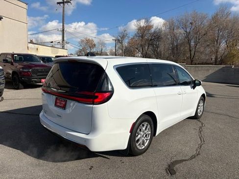 Certified 2023 Chrysler Pacifica Touring image 8
