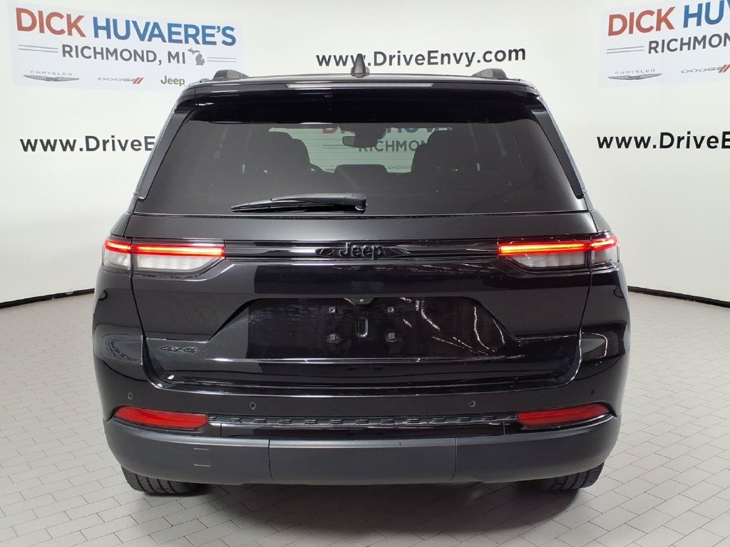 Used 2023 Jeep Grand Cherokee Altitude AWD/4WD image 5