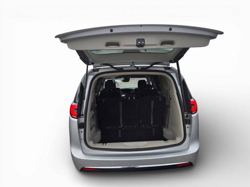 Used 2024 Chrysler Pacifica Touring-L image 5