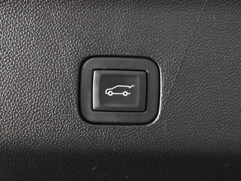Used 2025 Chevrolet Suburban Z71 AWD/4WD image 12
