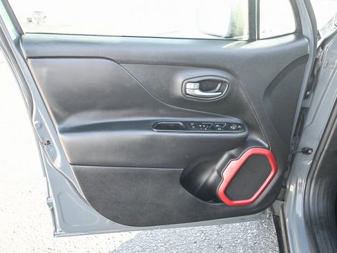 Used 2015 Jeep Renegade Trailhawk image 17