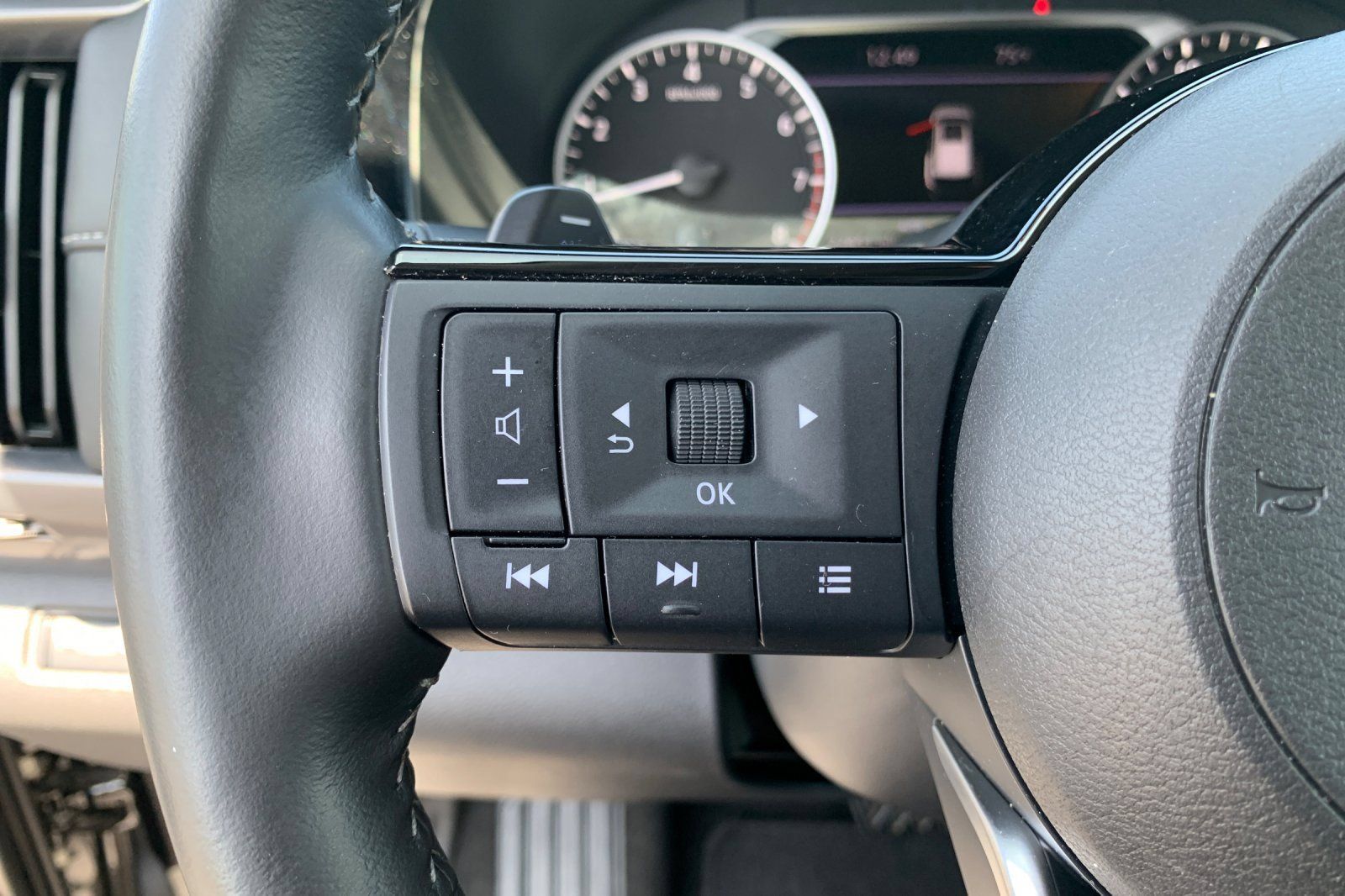 Used 2025 Nissan Pathfinder SL AWD/4WD image 31