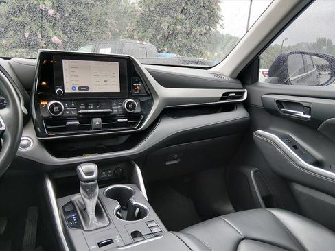 Used 2023 Toyota Highlander XLE FWD image 12