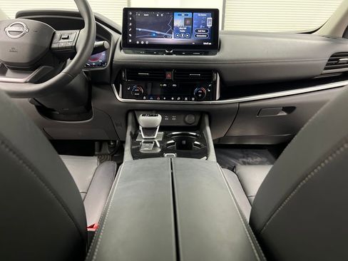 Used 2025 Nissan Rogue SL w/ Tech Package FWD image 38