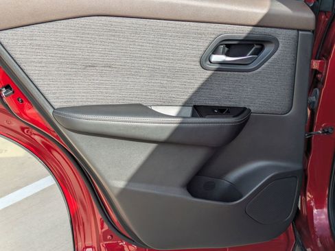 Used 2023 Nissan Rogue SV image 14
