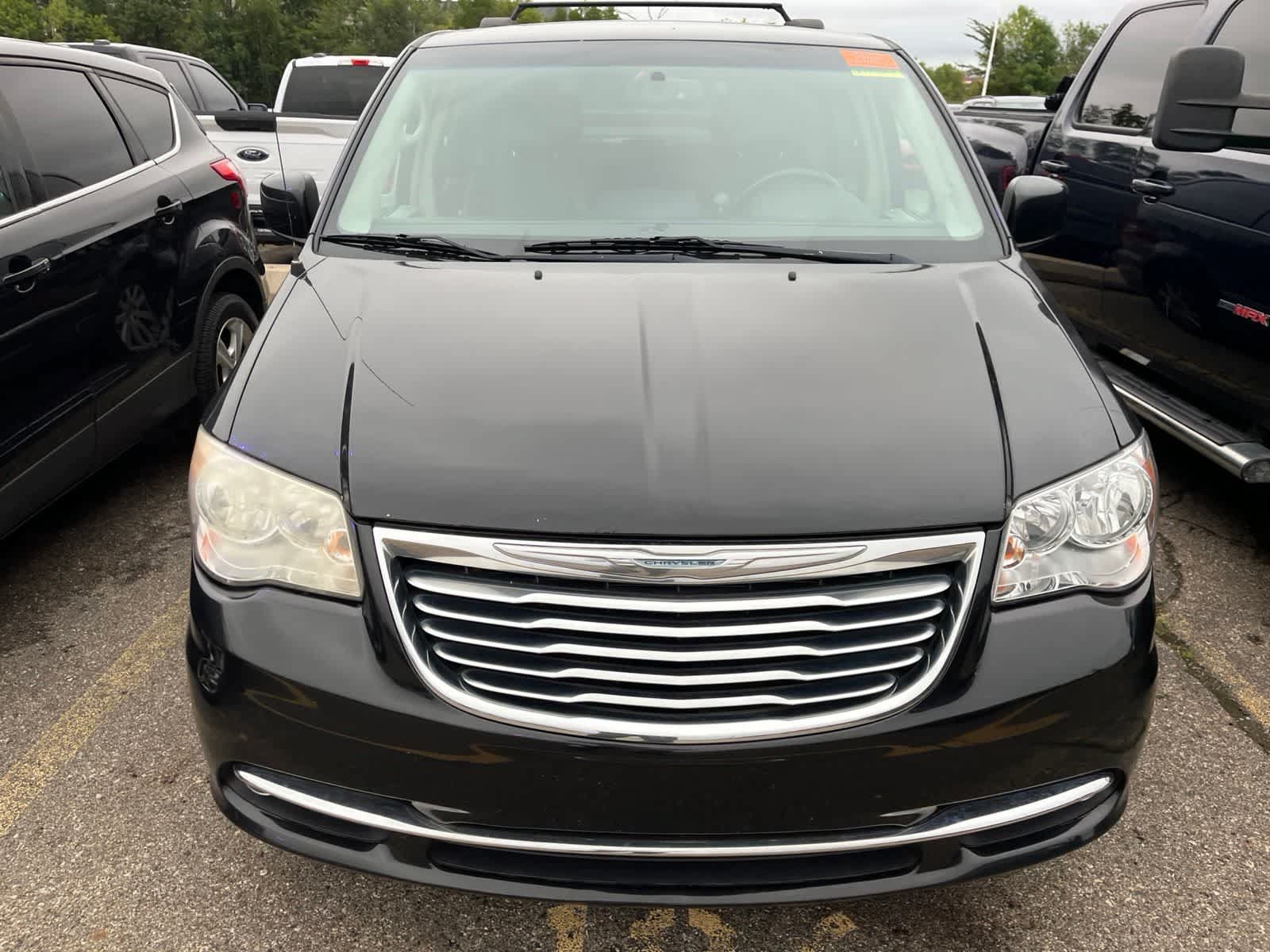 Used 2013 Chrysler Town & Country Touring FWD image 20