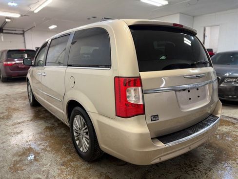 Used 2015 Chrysler Town & Country Touring-L w/ Driver Convenience Group image 4