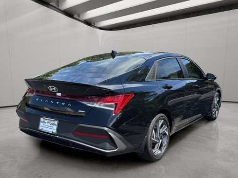 Certified 2025 Hyundai Elantra SEL FWD image 5