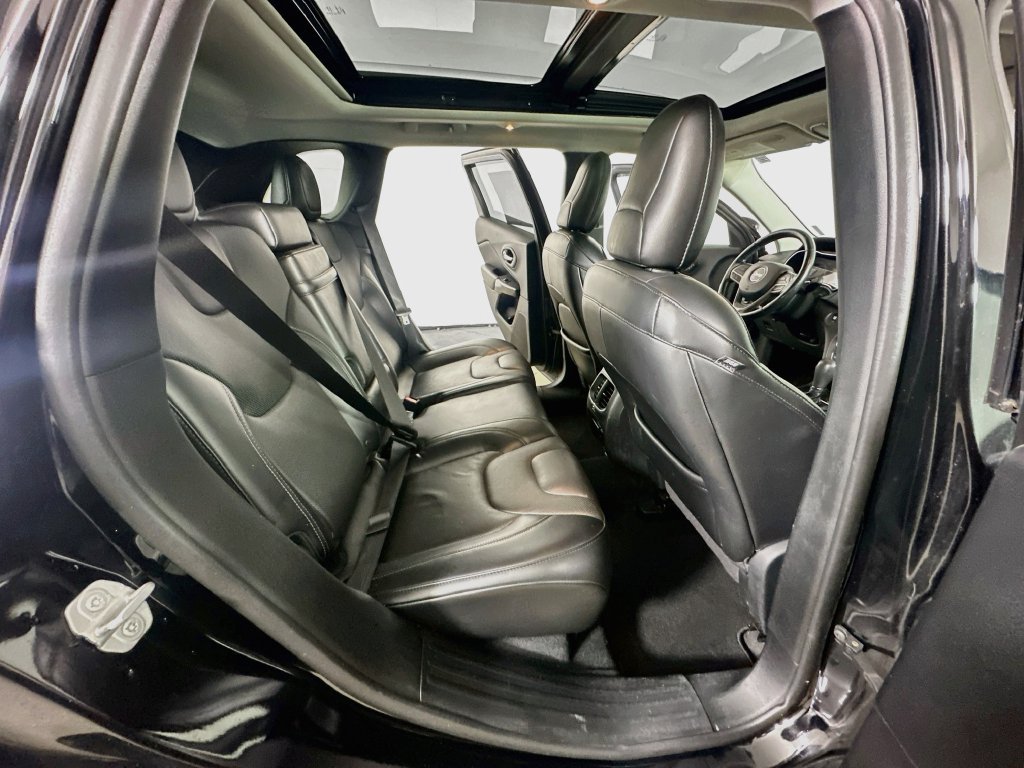 Used 2019 Jeep Cherokee Limited AWD/4WD image 12