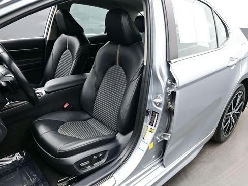 Used 2023 Toyota Camry SE image 12