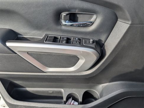 Used 2022 Nissan Titan SV image 19