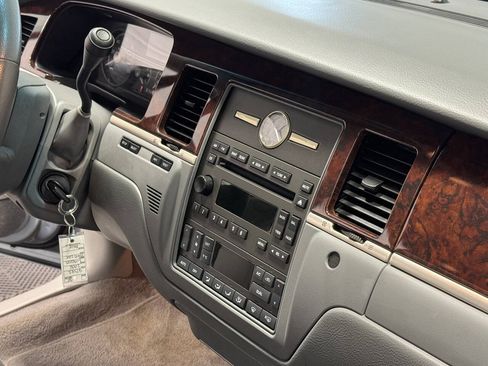 Used 2006 Lincoln Town Car Signature RWD image 20