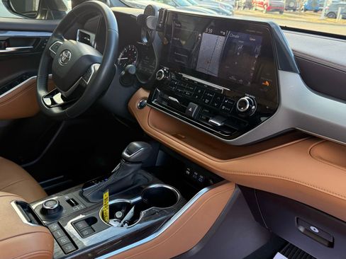 Used 2022 Toyota Highlander Platinum image 21