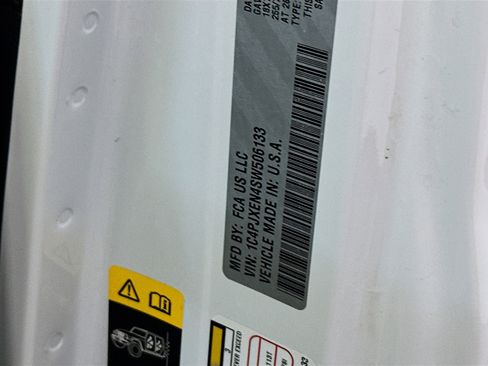 Used 2025 Jeep Wrangler Sahara image 12