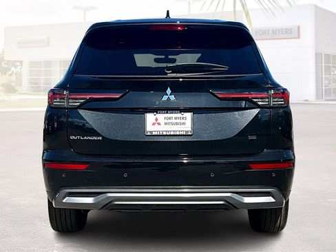New 2025 Mitsubishi Outlander SE image 4