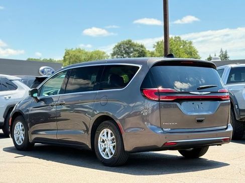 Used 2023 Chrysler Pacifica Touring-L FWD image 41