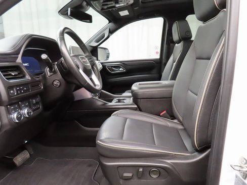 Used 2024 GMC Yukon XL SLT image 9