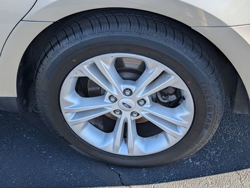 Used 2017 Ford Taurus SE image 24