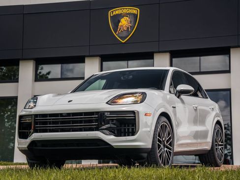Used 2025 Porsche Cayenne Turbo AWD/4WD image 1