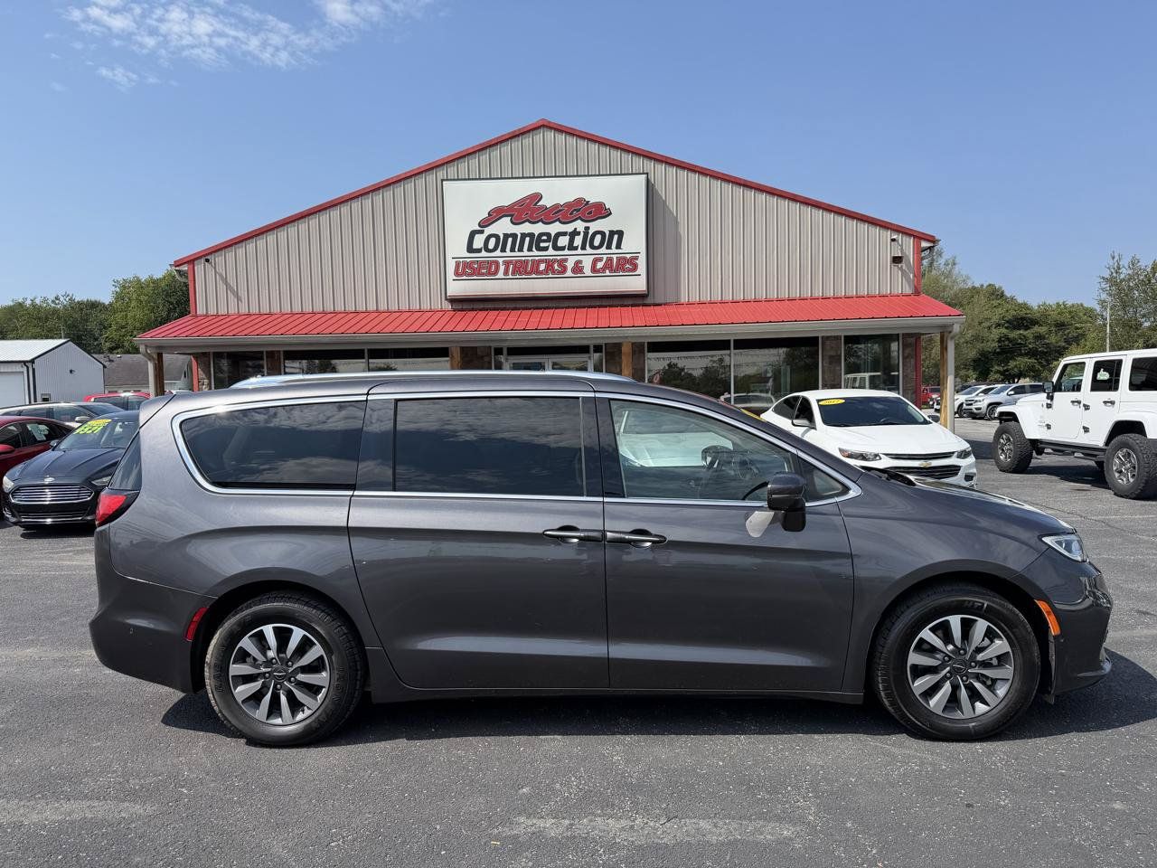 Used 2021 Chrysler Pacifica Touring-L FWD image 3