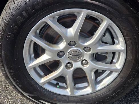 Used 2023 Chrysler Voyager LX FWD image 7