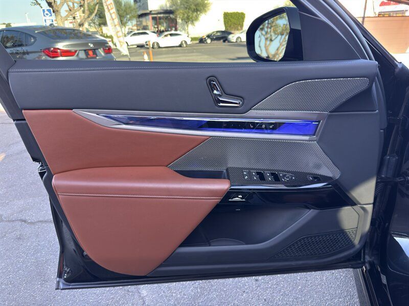 Used 2025 BMW i7 eDrive50 w/ M Sport Package RWD image 21