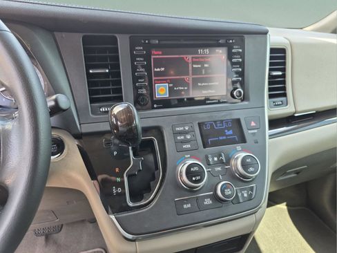 Used 2019 Toyota Sienna XLE w/ XLE Navigation Package FWD image 10
