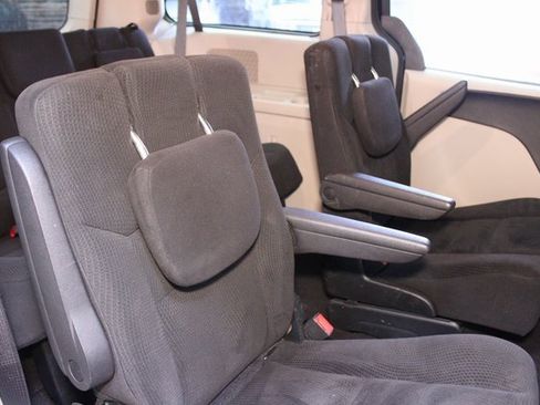 Used 2016 Dodge Grand Caravan SE image 13