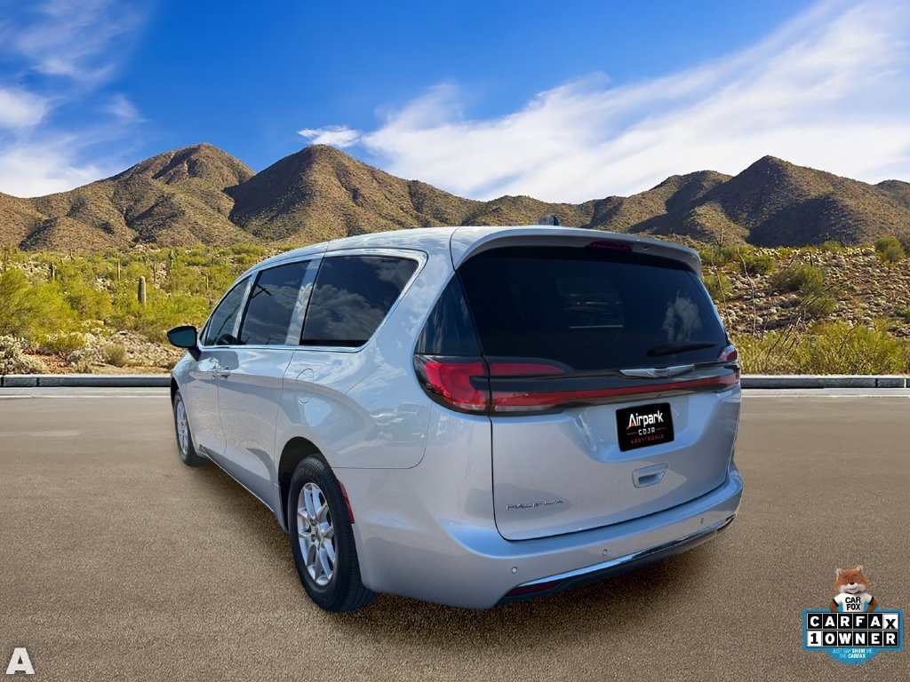 Used 2024 Chrysler Pacifica Touring-L FWD image 2
