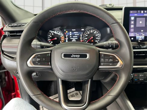 Used 2025 Jeep Compass Trailhawk AWD/4WD image 17