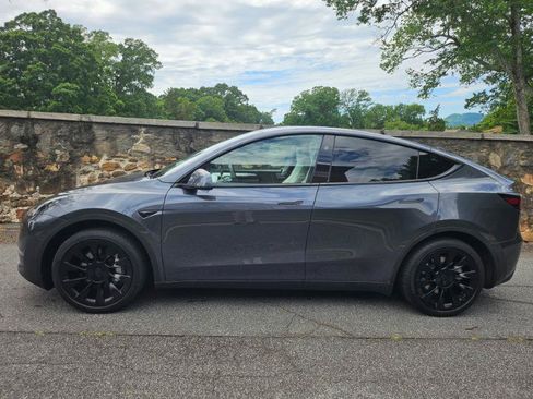 Used 2023 Tesla Model Y AWD image 8
