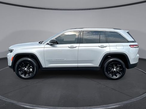 Used 2023 Jeep Grand Cherokee Limited w/ Luxury Tech Group II RWD image 15