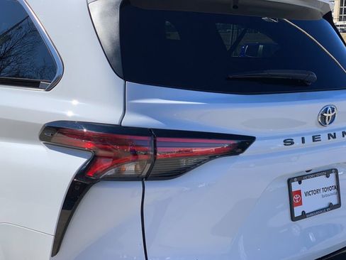 Used 2022 Toyota Sienna XSE w/ XSE Plus Package image 37