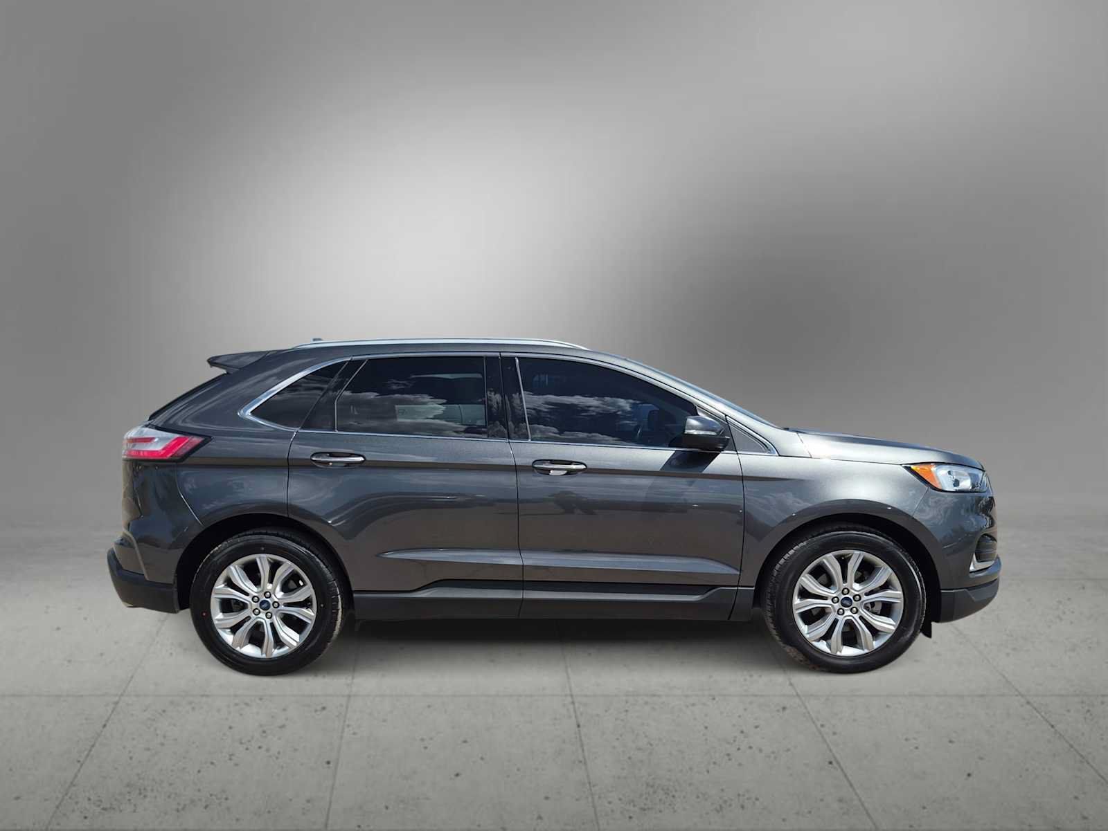 Used 2019 Ford Edge Titanium FWD image 9