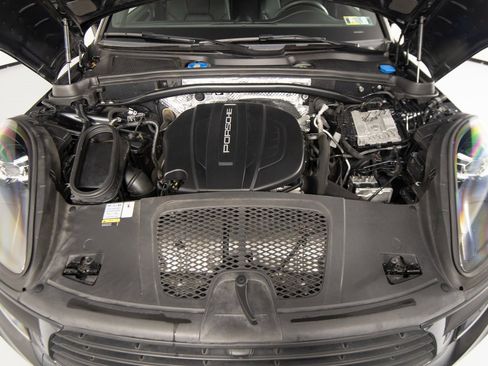 Certified 2021 Porsche Macan image 40