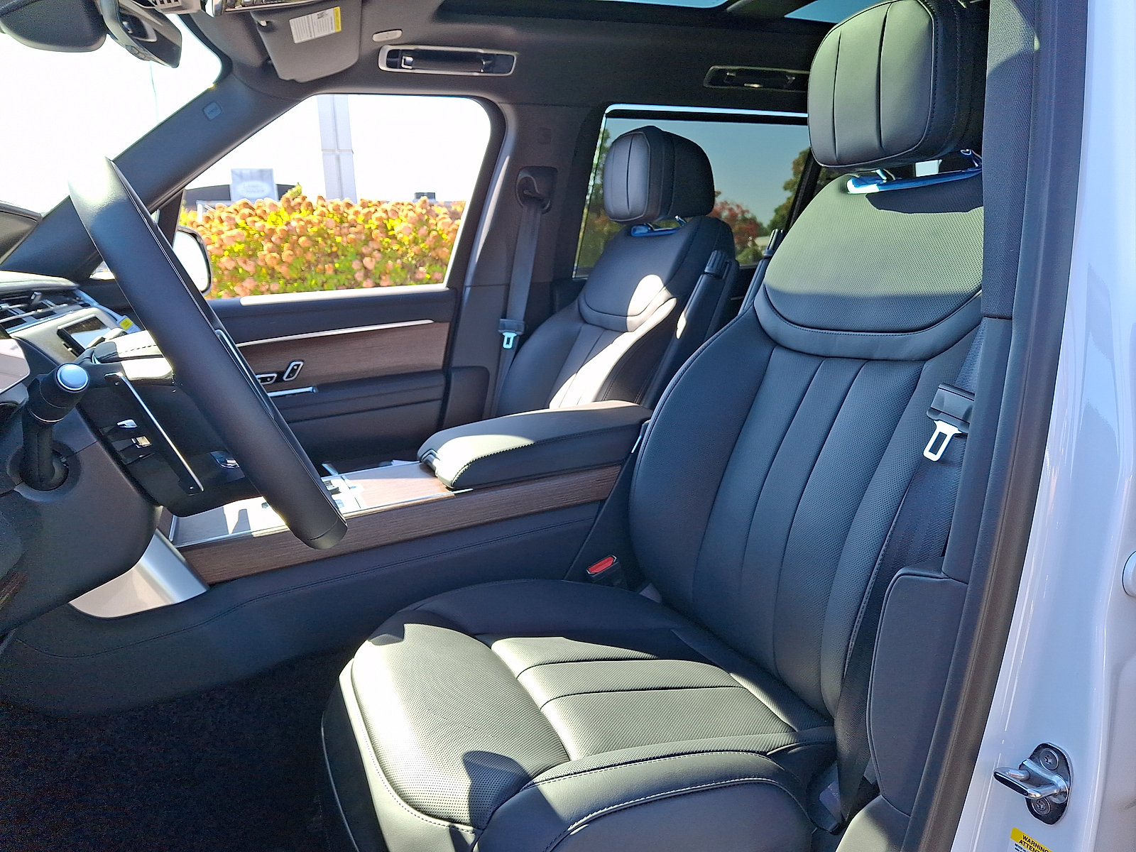 New 2027 Land Rover Range Rover Long Wheelbase SE AWD/4WD image 9