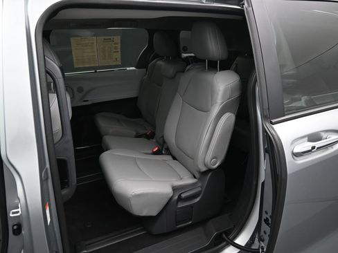 Used 2025 Toyota Sienna XLE image 30