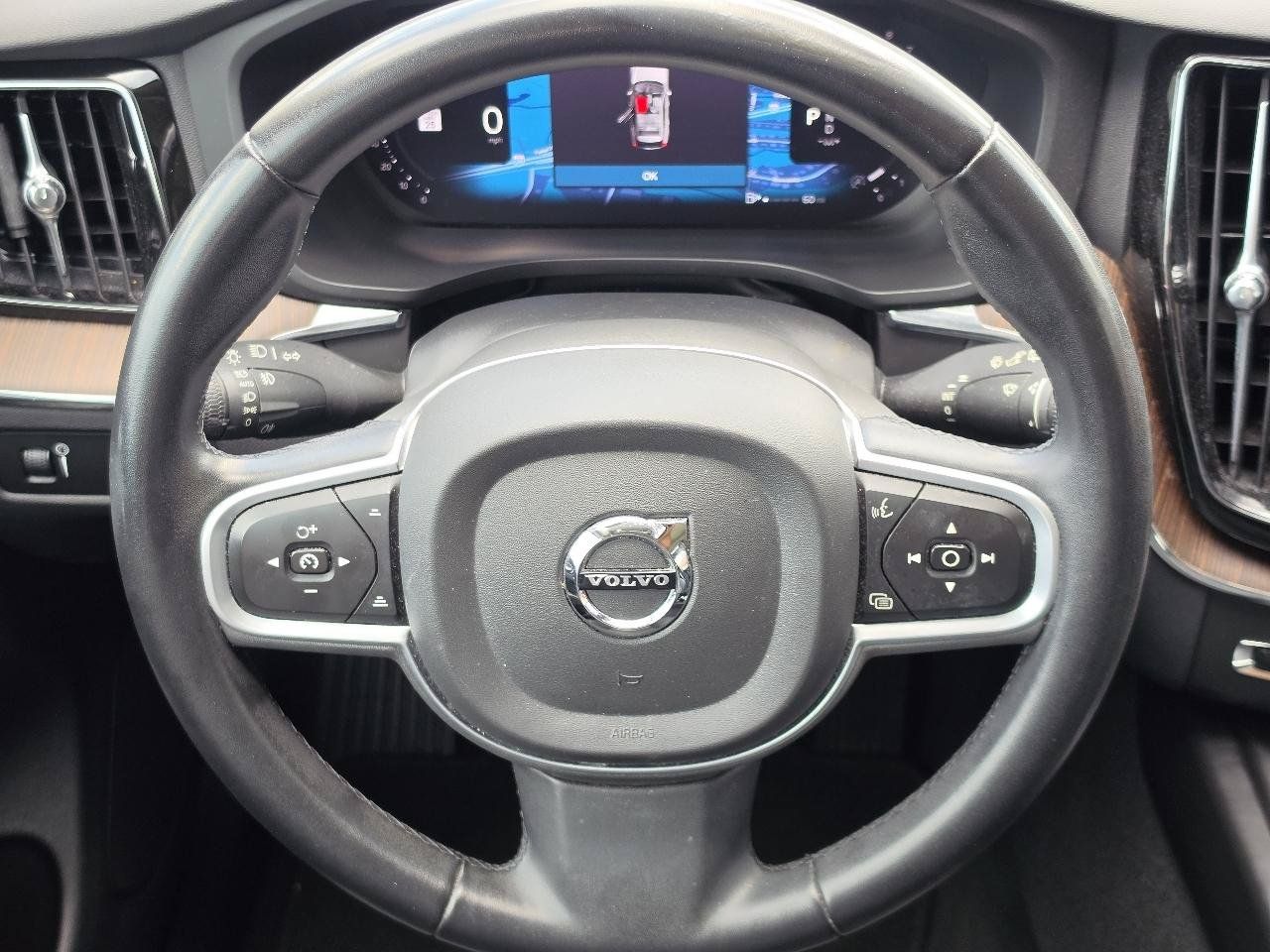 Used 2022 Volvo XC60 B5 Momentum AWD/4WD image 17
