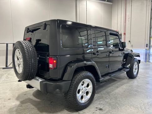 Used 2015 Jeep Wrangler Unlimited Sahara w/ Connectivity Group AWD/4WD image 6