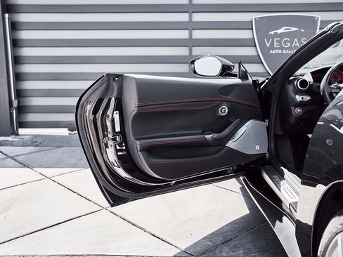 Used 2020 Ferrari Portofino RWD image 32