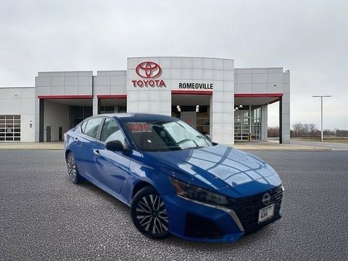 Used 2025 Nissan Altima 2.5 SV FWD image 1