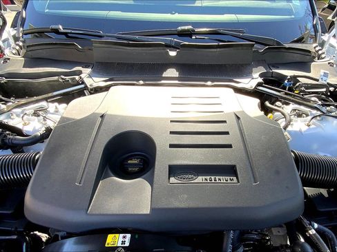 New 2025 Land Rover Discovery Dynamic SE image 16