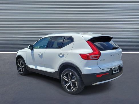 Used 2023 Volvo XC40 B5 Core w/ Convenience Package image 4