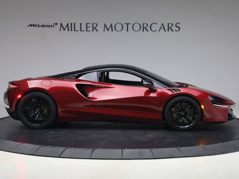 Used 2024 McLaren Artura RWD image 9